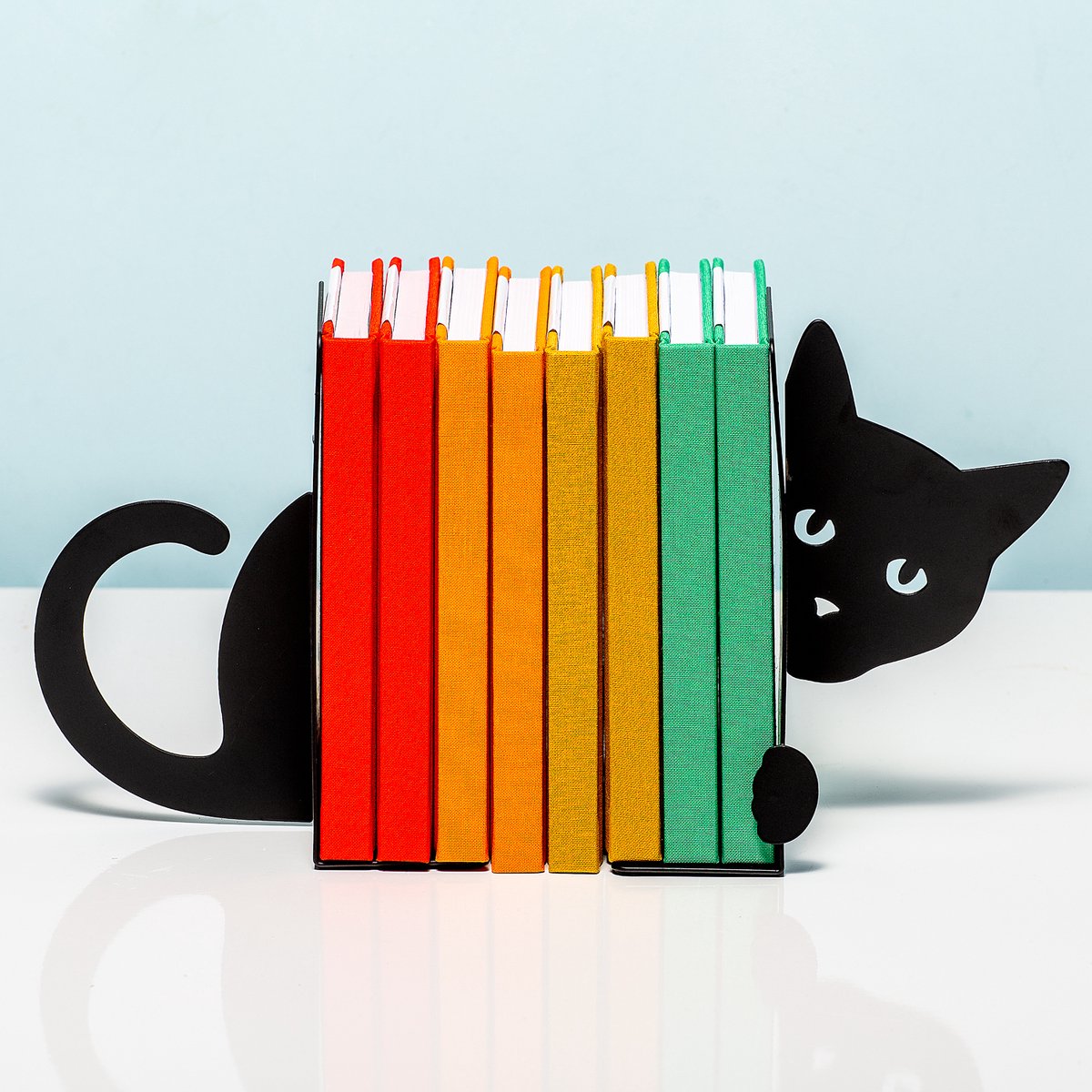 Buchstütze versteckte Katze