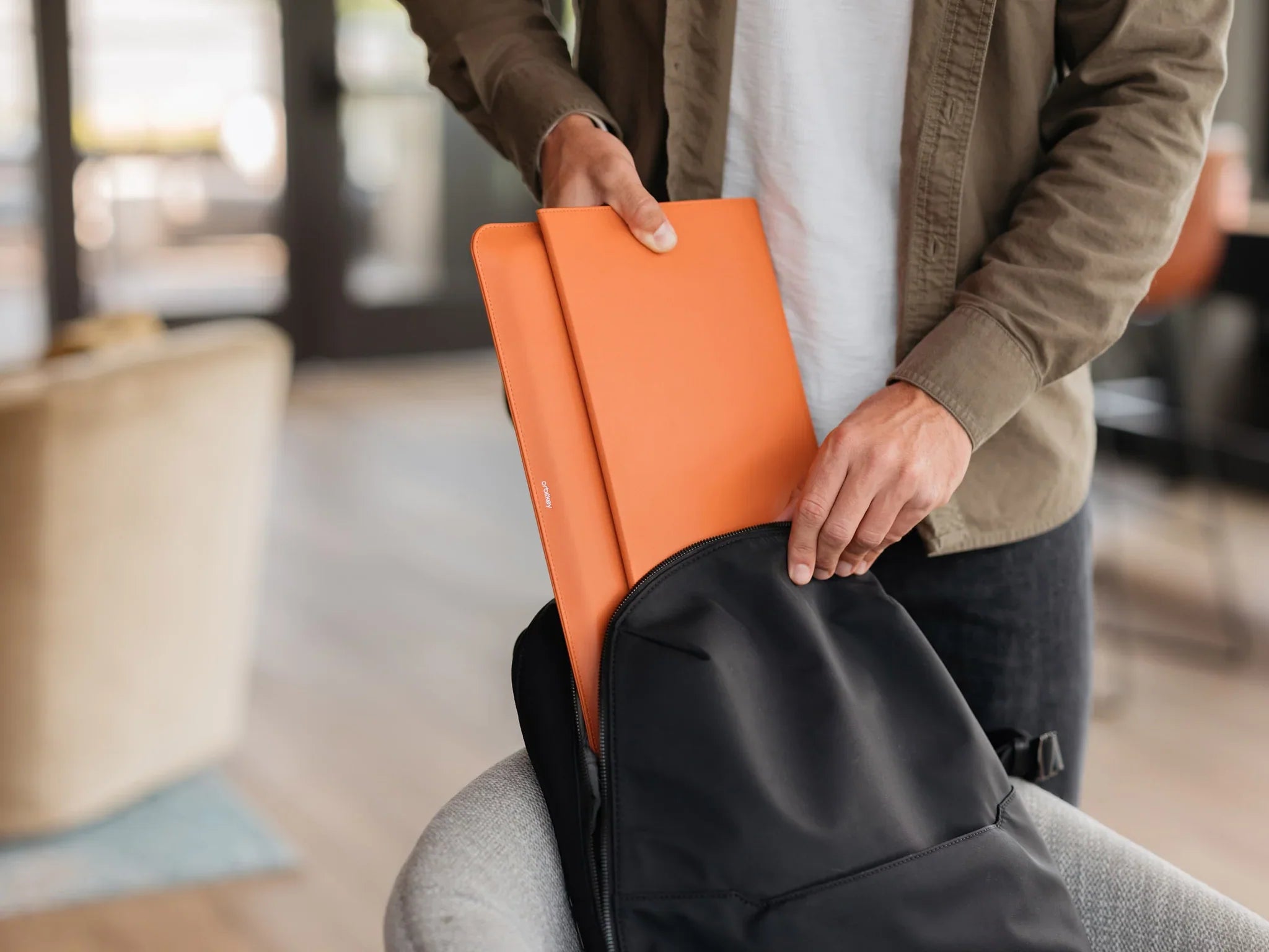 Hybrid Laptop-Hülle und Schreibtischunterlage 16"