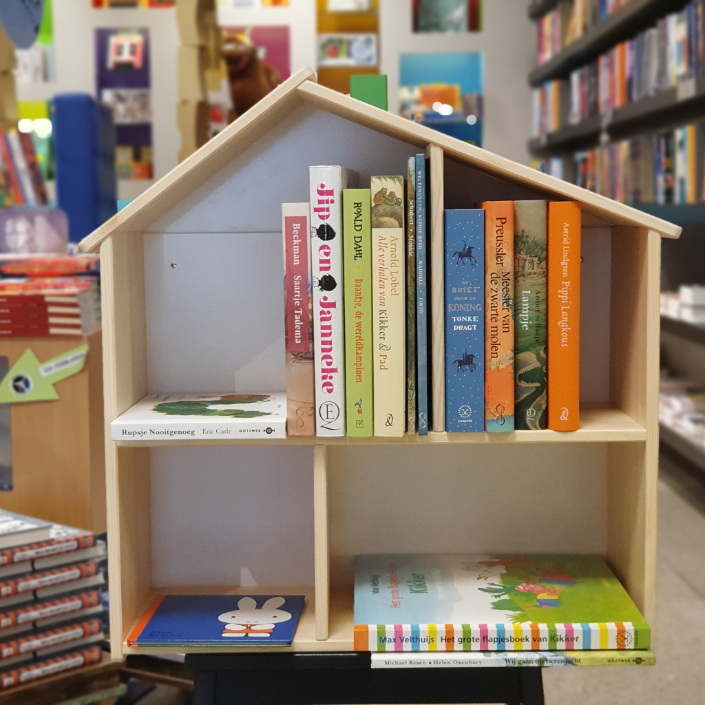 Hoogstins Bookcase (filled with books)